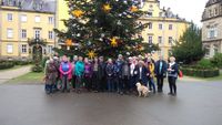 vor dem Schlo&szlig; und ohne Regen